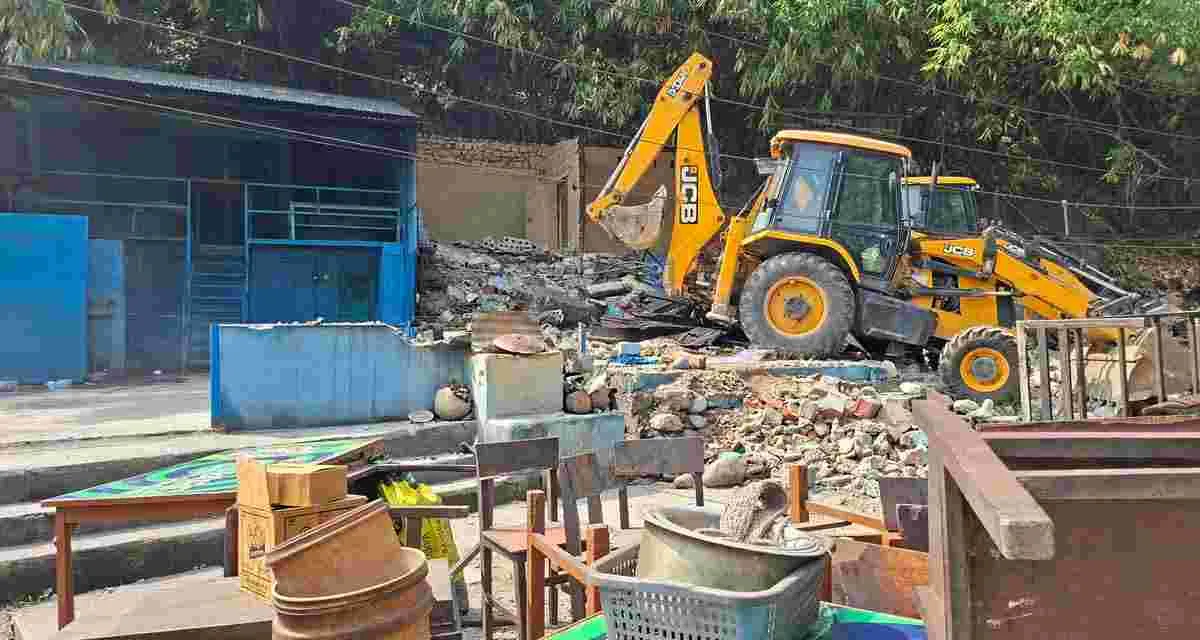 तीन नम्बर पुलको बस्तीमा डोजर चलाइयो, स्थानीय आक्रोशित