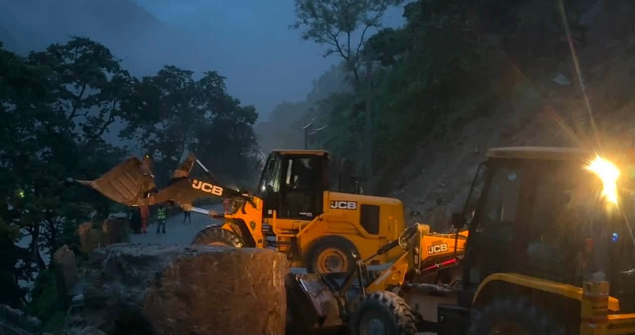 फिस्लिङमा पहिरो खस्दा पृथ्वी राजमार्ग अवरुद्ध, सडक खुलाउन प्रयास जारी