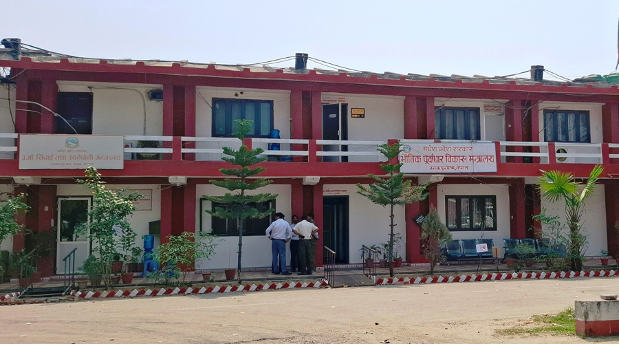 मधेश सरकारमा भुक्तानी संकट: अर्थ मन्त्रालयले बजेट रोक्दा पूर्वाधार विकास कार्यालयमा ताला