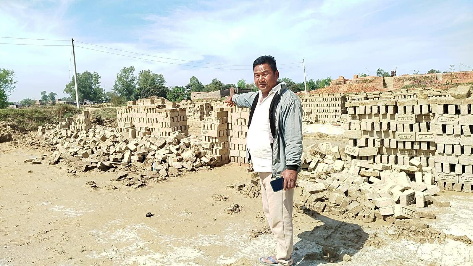 रौतहटमा बेमौसमी वर्षाले काँचो इँटा नष्ट, बीमाको माग