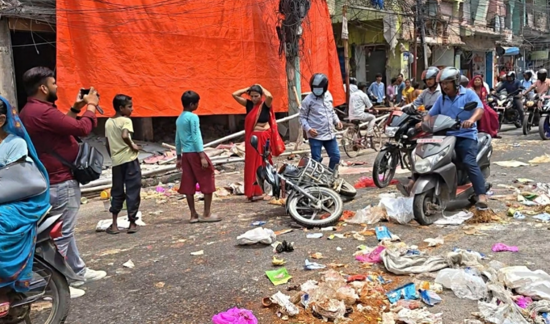 वीरगन्जका सफाइकर्मी आन्दोलनमा, सडकमै फोहोर थुपारेर विरोध