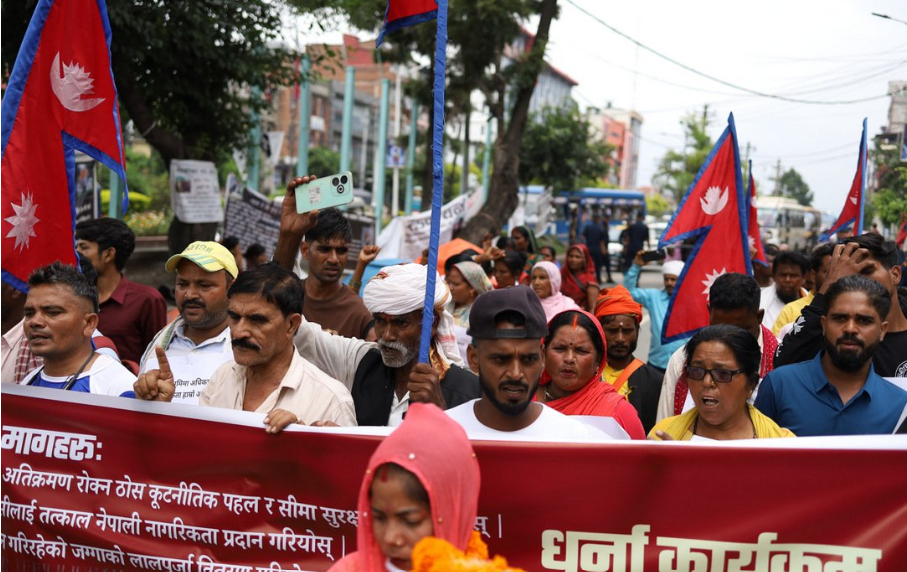 लालपुर्जा र नेपाली नागरिकताको माग गर्दै सुस्तावासीको माइतीघरमा प्रदर्शन