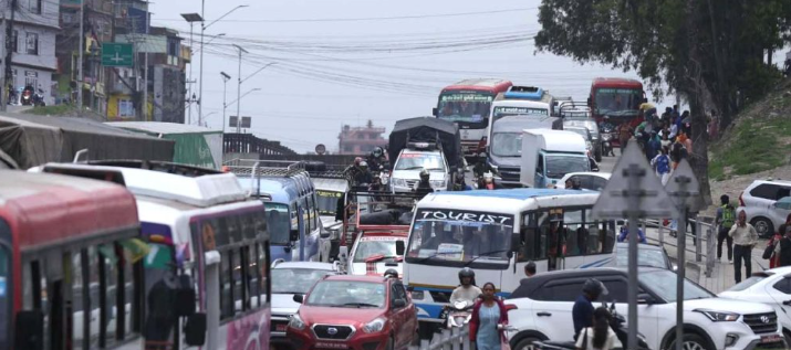 रुट परमिट बाहिर सार्वजनिक सवारी नचलाउन ट्राफिक प्रहरीको चेतावनी