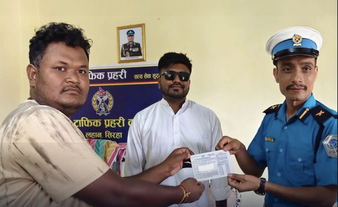 गुडिरहेको मोटरसाइकलमा उभिएर भिडियो बनाएका रास्वपा सांसद बब्लु गुप्तालाई ५०० रुपैयाँ जरिबाना