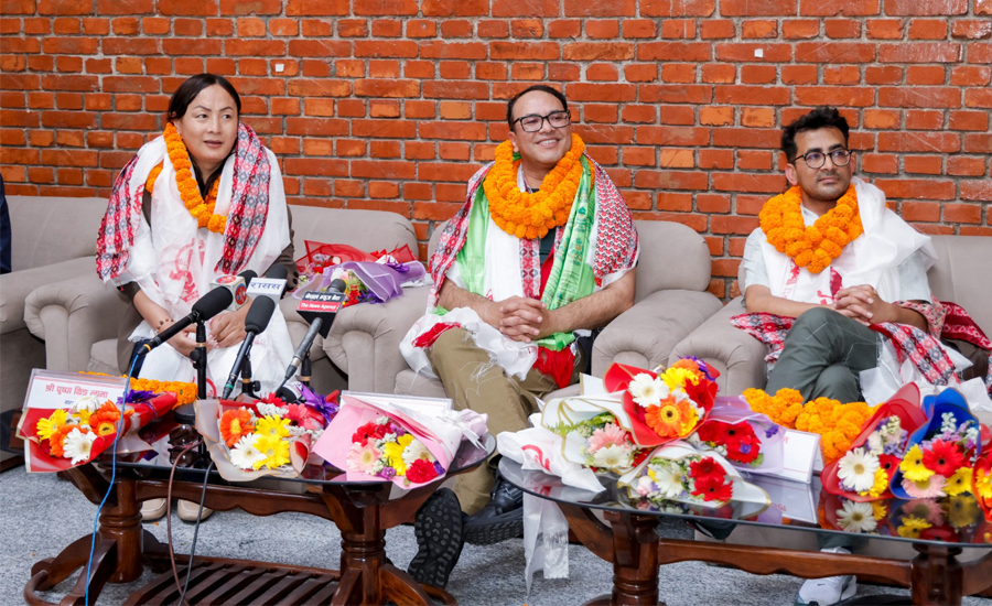 कान्सबाट फर्किएको ‘एलिफेन्ट्स इन द फग’ टिमलाई विमानस्थलमा भव्य स्वागत