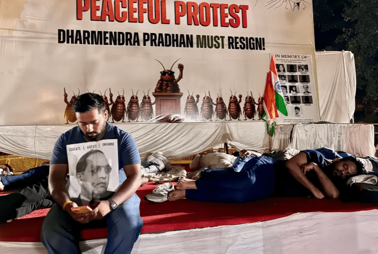 नयाँ दिल्लीमा ‘कक्रोच जनता पार्टी’को निरन्तर धर्ना, शिक्षा मन्त्रीको राजीनामा माग